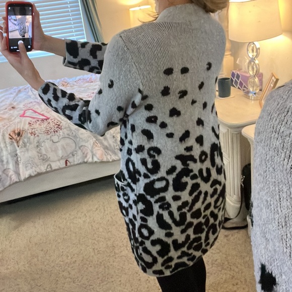 Black and Grey leopard Cardigan size M two pockets in front - Picture 3 of 8